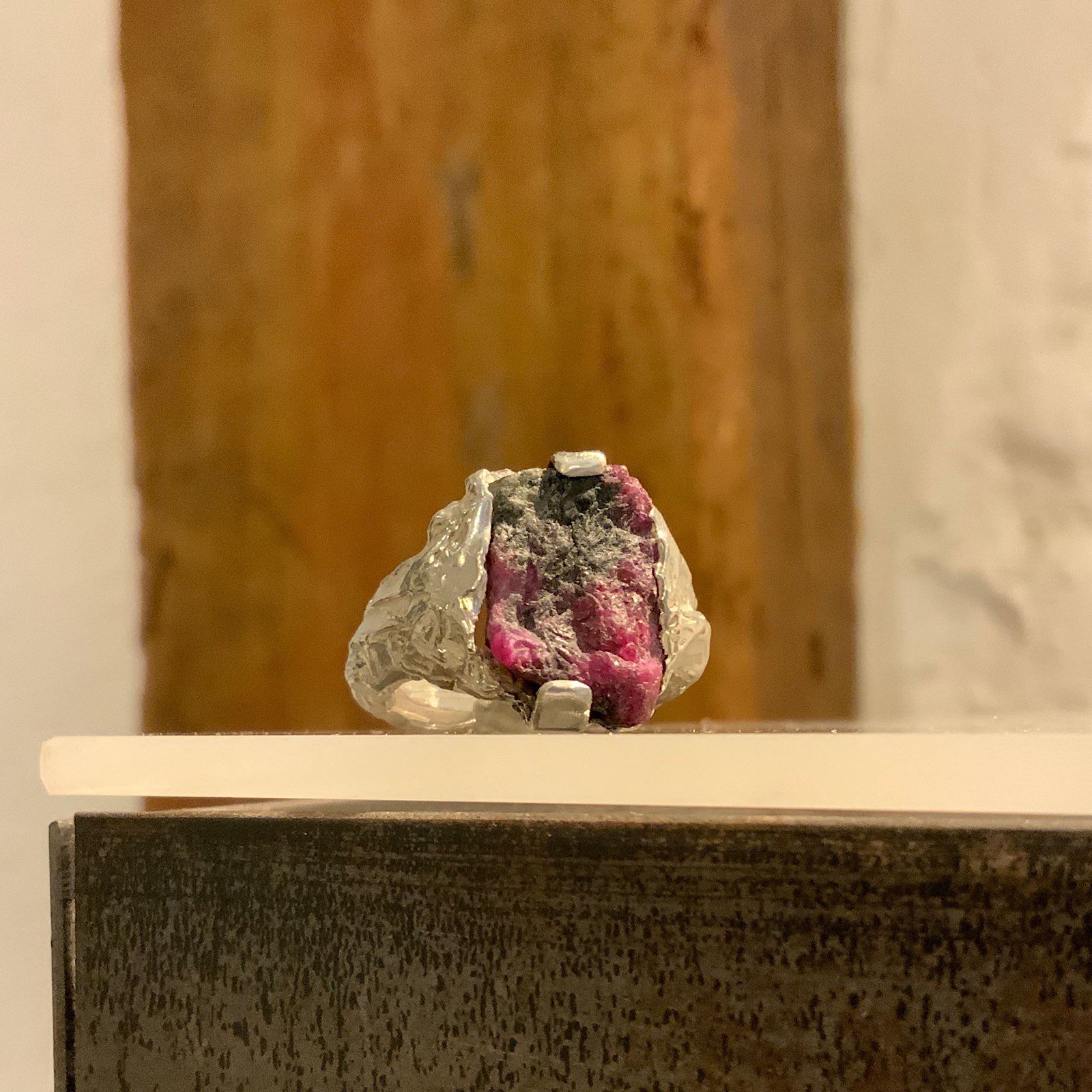 Anillo de plata con turmalina rosa en bruto, engastada sin pulir