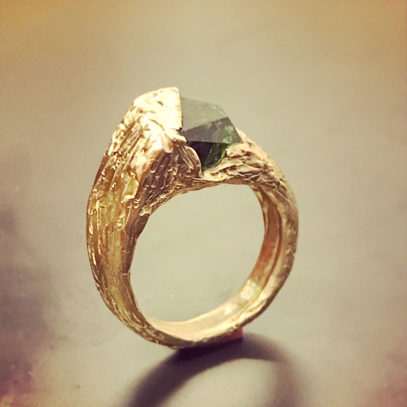 Anillo de oro texturizado con turmalina verde