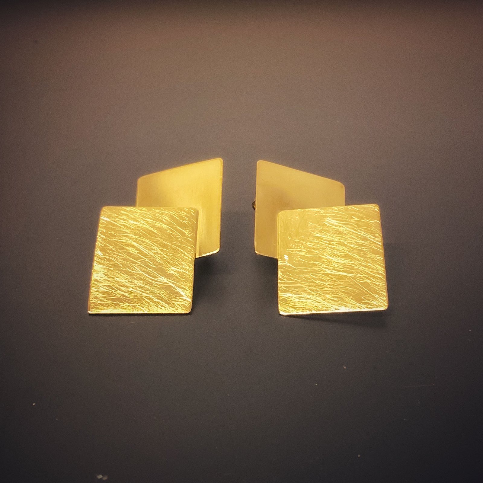 Pendientes cuadrados de plata dorada, acabado texturizado