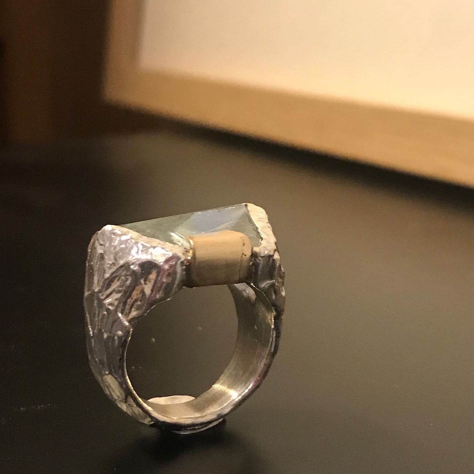 Anillo de plata martilleada con piedra aguamarina