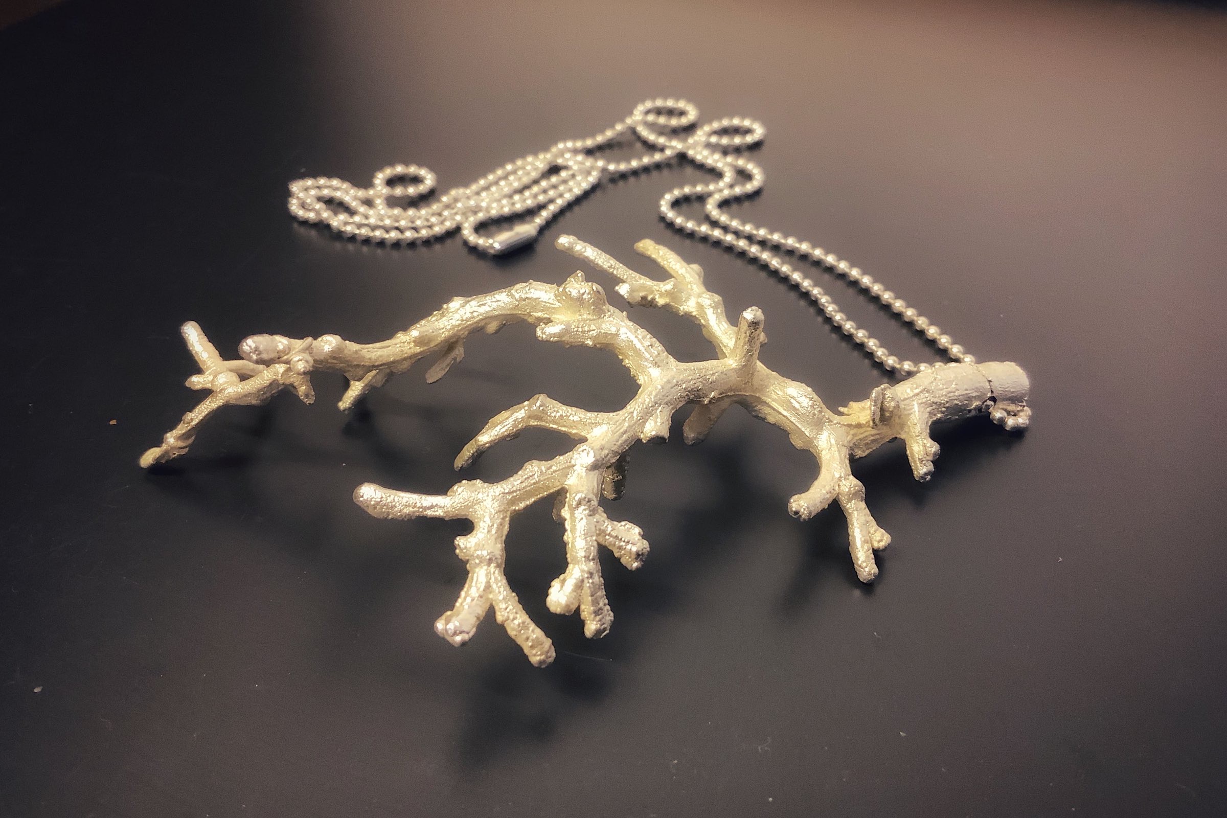 Colgante de plata con forma de rama de coral