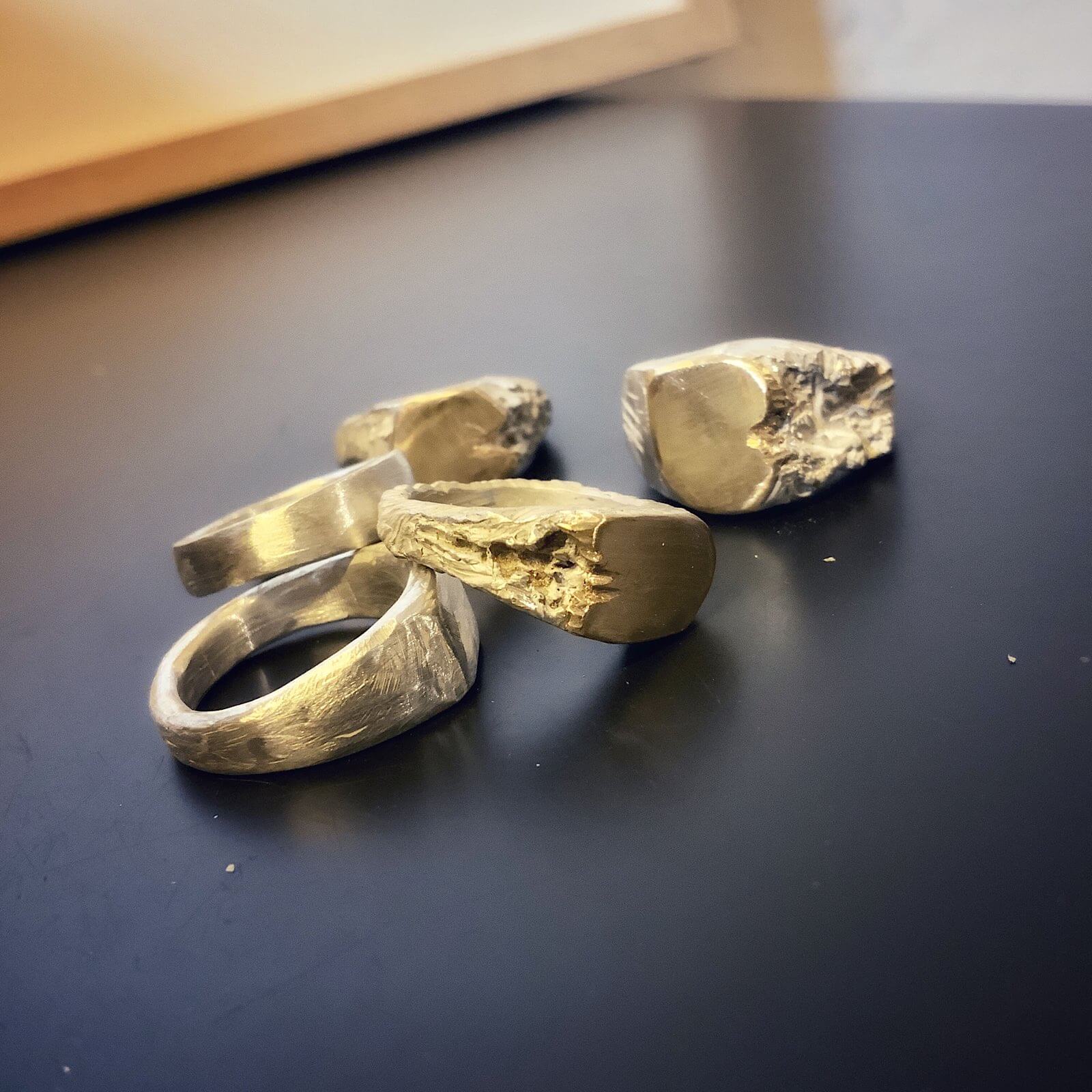 Tres anillos de oro con ópalos