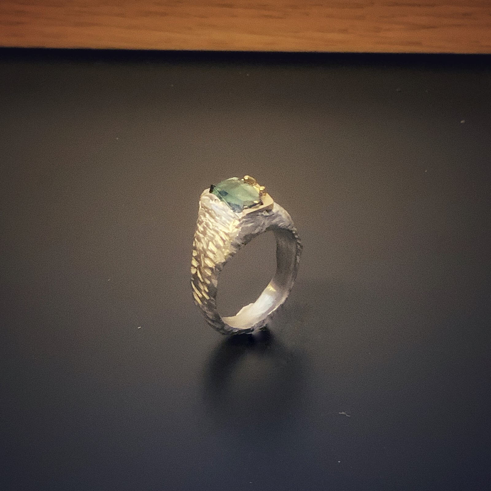 Anillo de plata con turmalina verde
