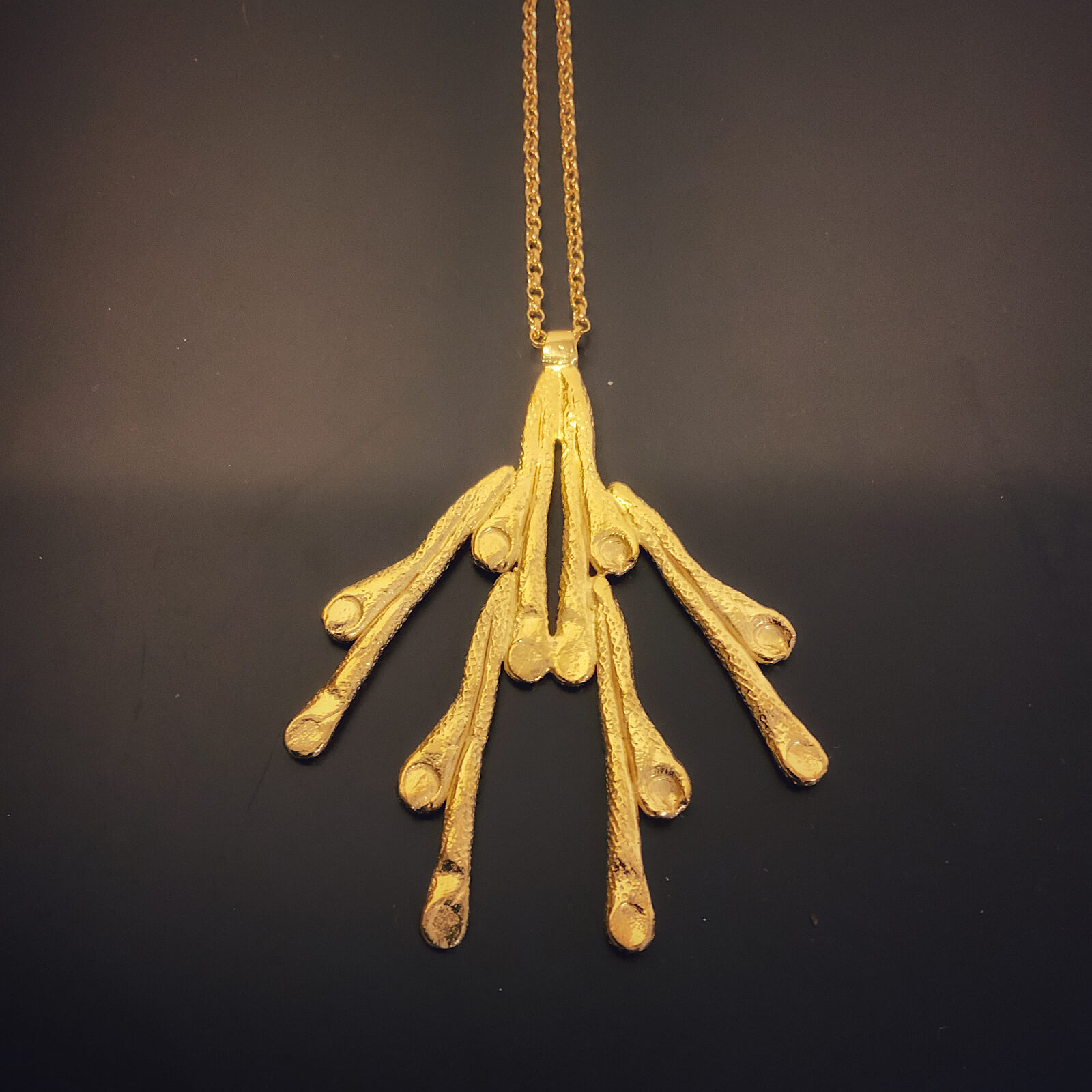 Colgante de oro con varillas colgantes, sobre cadena