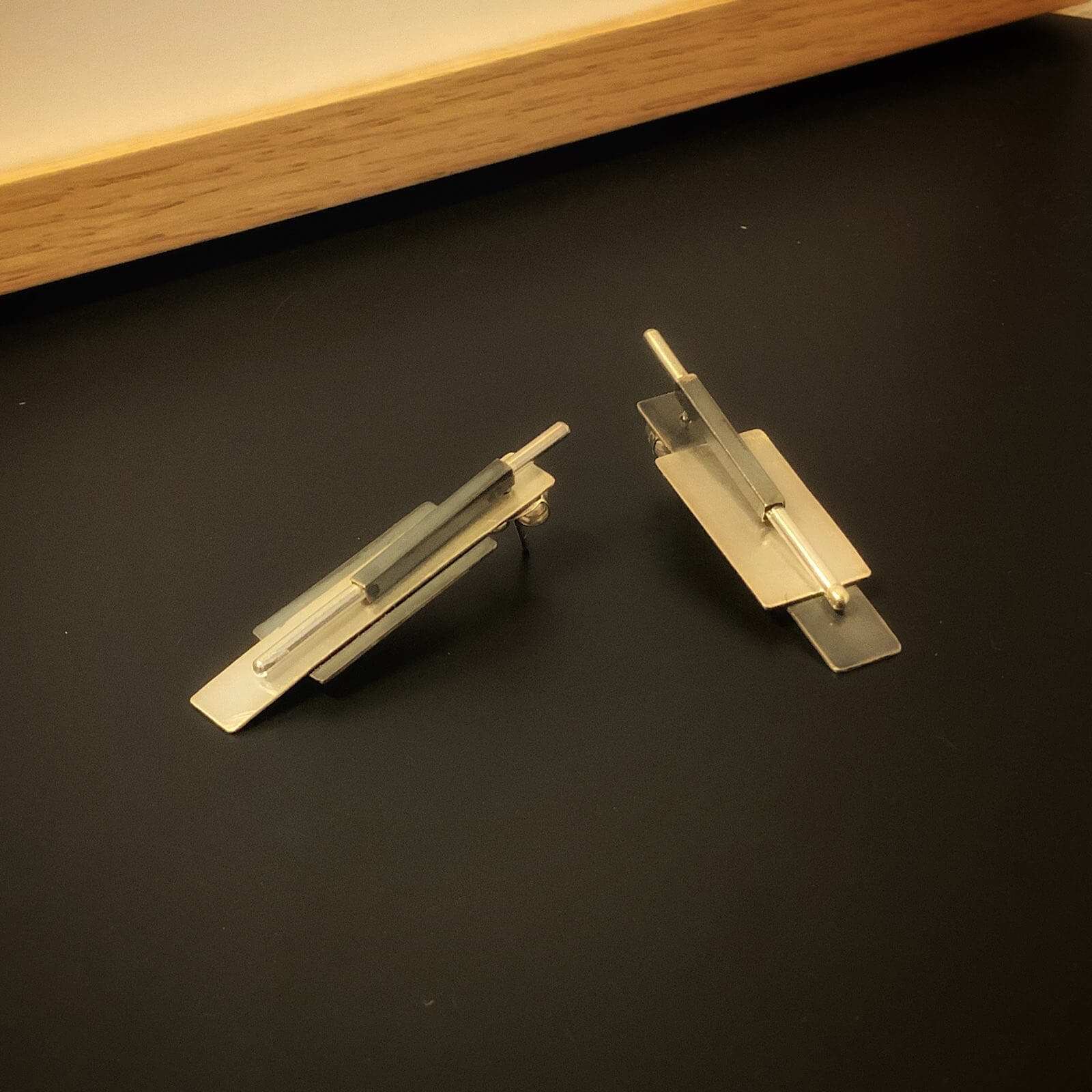 Pendientes de plata de líneas arquitectónicas