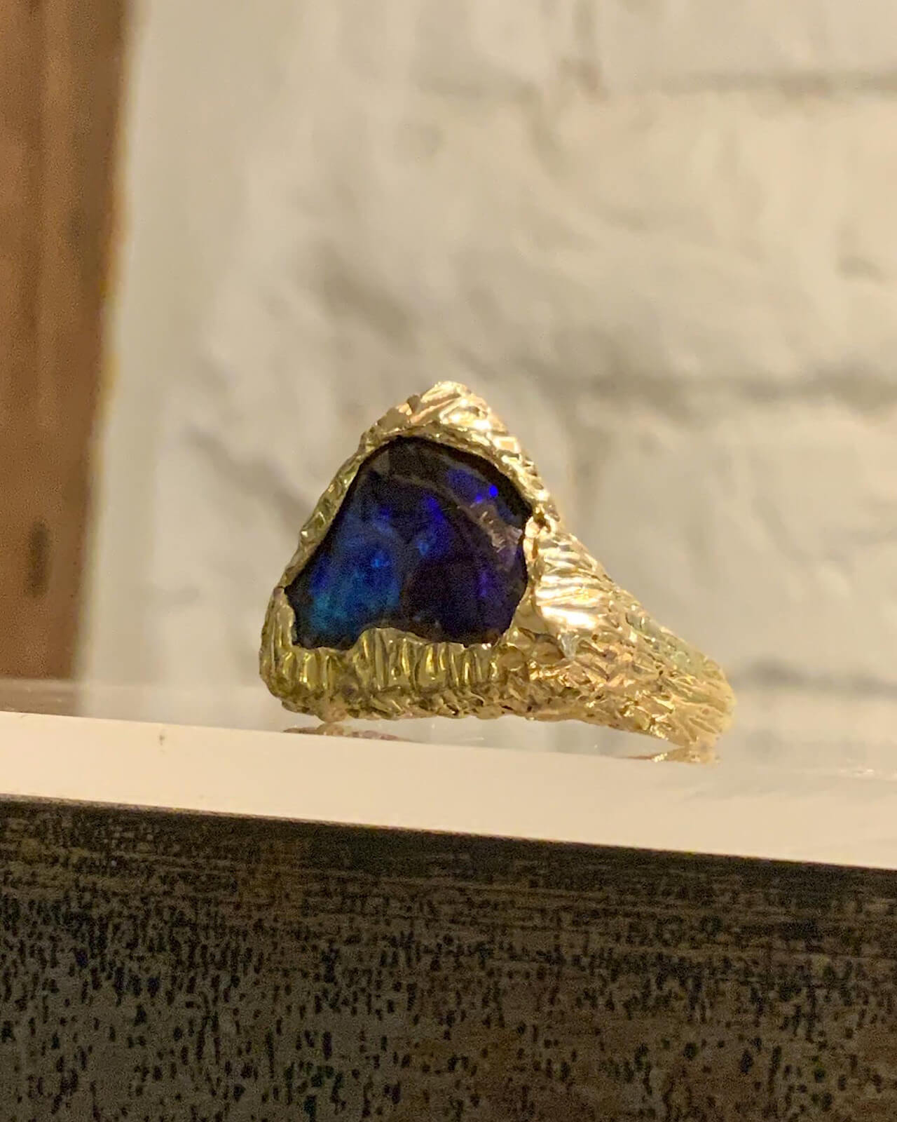 Anillo de plata con piedra azul en bruto