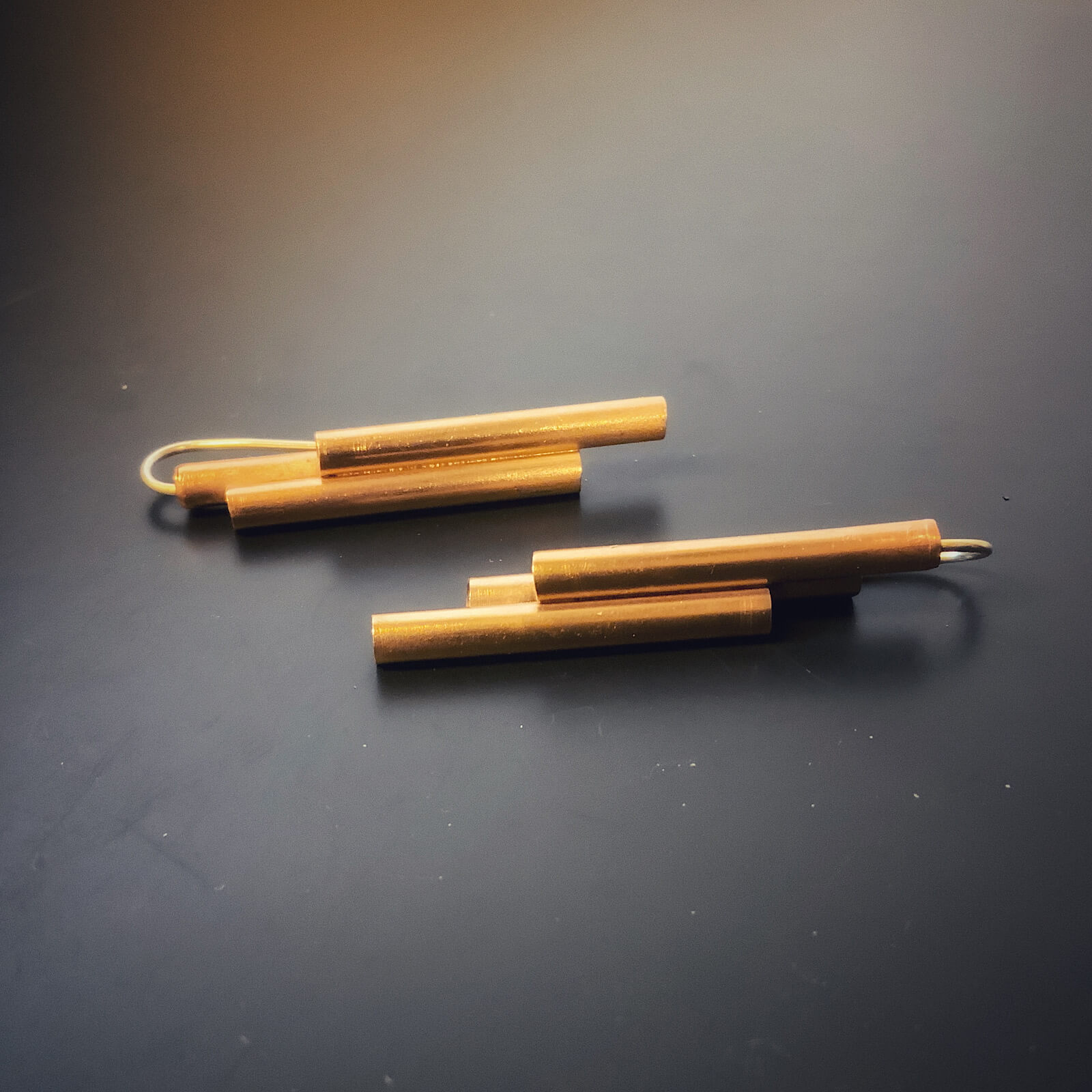 Pendientes de tubo dorado
